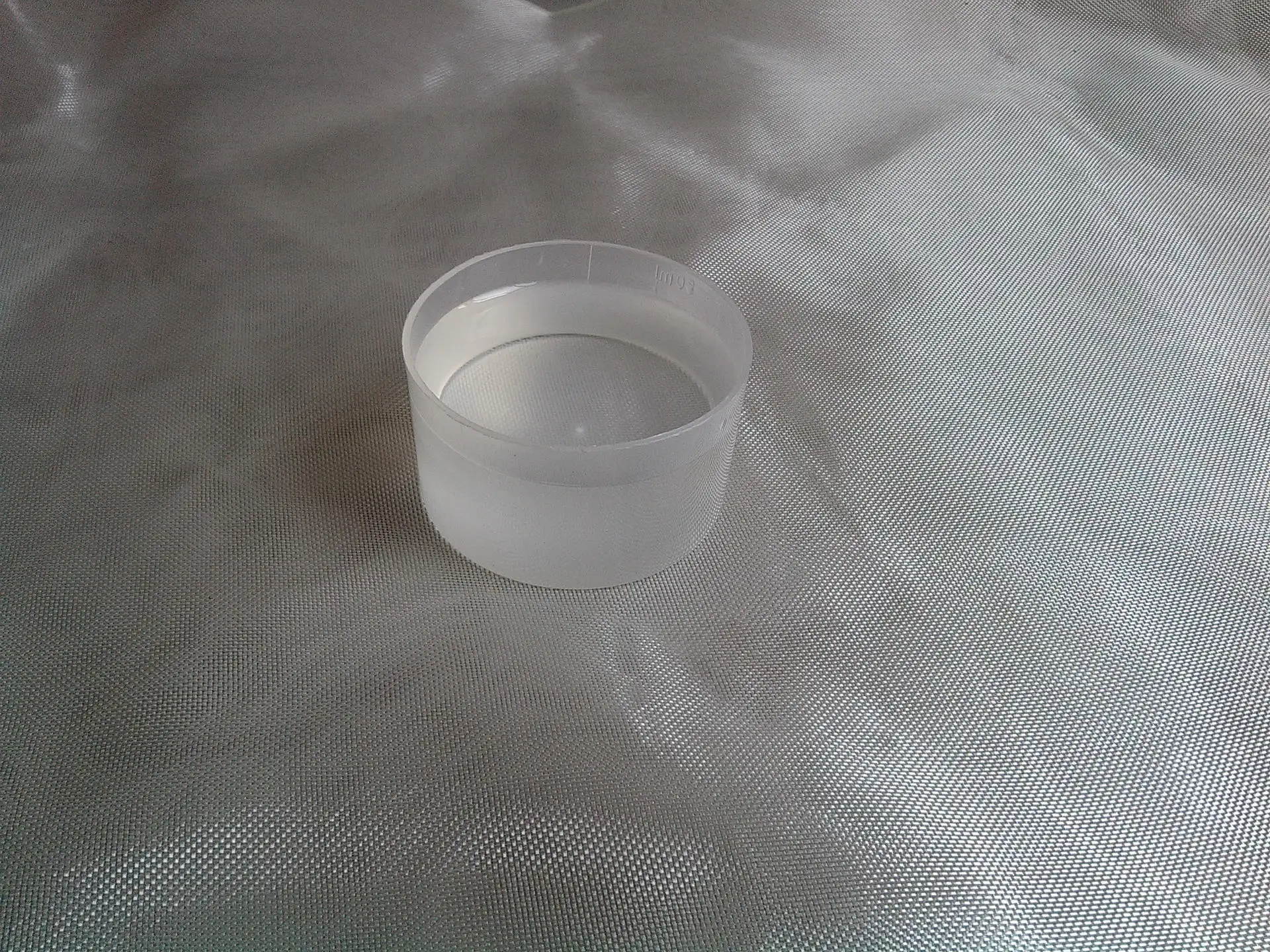 環氧樹脂是一種常見的高性能材料，具有優異的機械性能、化學穩定性和耐熱性等特點，廣泛應用于航空、航天、電子、汽車、建筑等領域。然而，純環氧樹脂存在著一些問題，如過低的固化速度、需要高溫固化等，因此需要添加固化劑來改善其性能。  環氧樹脂固化劑是環氧樹脂體系中不可或缺的一部分，它們能夠與環氧樹脂發生反應，形成三維網絡結構，從而使環氧樹脂固化并獲得優異的性能。下面介紹幾種常見的環氧樹脂固化劑及其作用原理：  1. 胺類固化劑：胺類固化劑是最常用的環氧樹脂固化劑之一，包括脂肪族胺、芳香族胺等。它們能夠與環氧樹脂中的環氧基發生加成反應，形成胺基與環氧基相連的鏈狀結構，從而將環氧樹脂固化成為三維網絡結構。胺類固化劑具有固化速度快、性能穩定等優點，但也存在著氨臭味、低溫下固化速度緩慢等缺點。  2. 酸酐類固化劑：酸酐類固化劑是另一種常用的環氧樹脂固化劑，包括馬來酸酐、酞酸酐等。它們能夠與環氧樹脂中的環氧基發生環氧化反應，形成四元環結構，從而將環氧樹脂固化成為三維網絡結構。酸酐類固化劑具有固化速度快、高溫下性能穩定等優點，但也存在著易水解、揮發性大等缺點。  3. 含硫固化劑：含硫固化劑是近年來發展起來的一種環氧樹脂固化劑，包括胺硫醇、酚硫醇等。它們能夠與環氧樹脂中的環氧基發生硫化反應，形成硫醇（或酚）與環氧基相連的鏈狀結構，從而將環氧樹脂固化成為三維網絡結構。含硫固化劑具有固化速度快、耐高溫等優點，但也存在著對環境敏感、易引起腐蝕等缺點。  環氧樹脂固化劑對于環氧樹脂的性能影響十分重要，其選擇和使用必須嚴格按照規范進行。在實際應用中，需要根據不同的環境和要求，選擇合適的環氧樹脂固化劑，并控制好其配比和固化條件。只有這樣，才能保證環氧樹脂固化劑發揮最優的作用，滿足不同領域對環氧樹脂材料的需求。